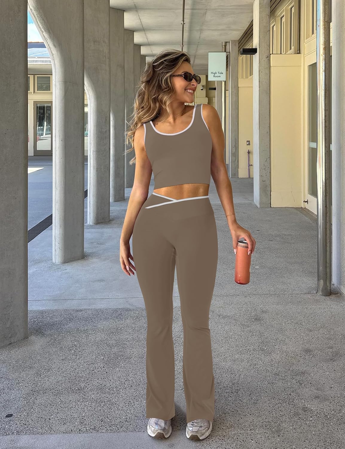 OLCHEE 女式锻炼套装 2 件套健身房瑜伽服装交叉喇叭打底裤露脐背心带撞色饰边