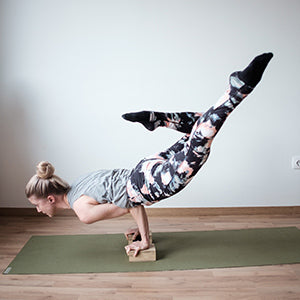 JOYNÉE 女士防滑瑜伽袜带抓地力,非常适合普拉提、杆、舞蹈、医院、健身 3 双装